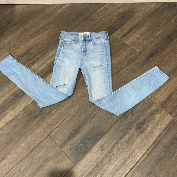 Hollister High Rise- super Skinny Ripped Jeans - Picture 3 of 12